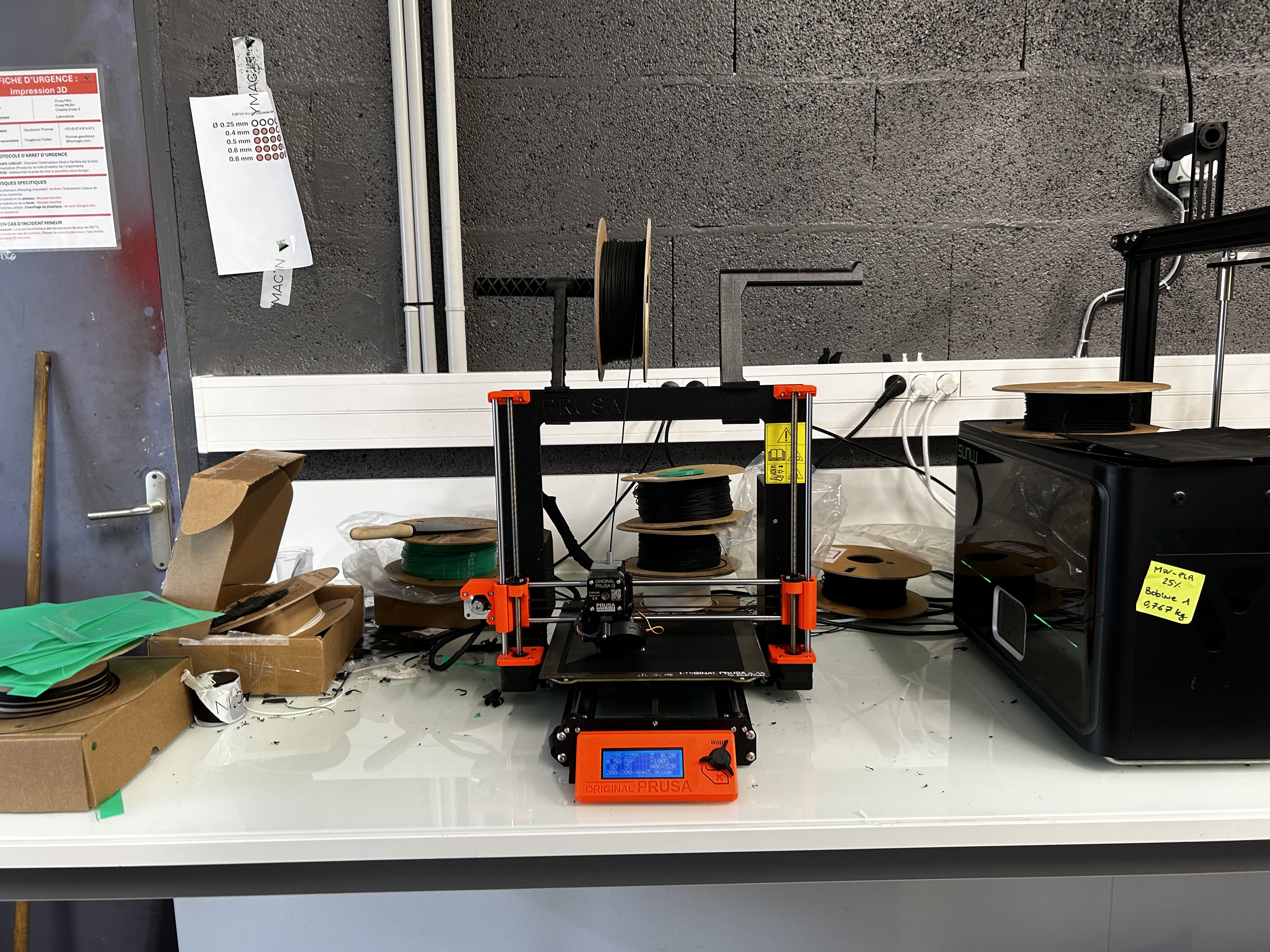 Hymag'yn a modifié une machine d'impression 3D pour répondre aux besoinx d'expérimentation dans le domaine des absorbants électromagnétiques notamment pour les marchés de l’électronique embarquée.