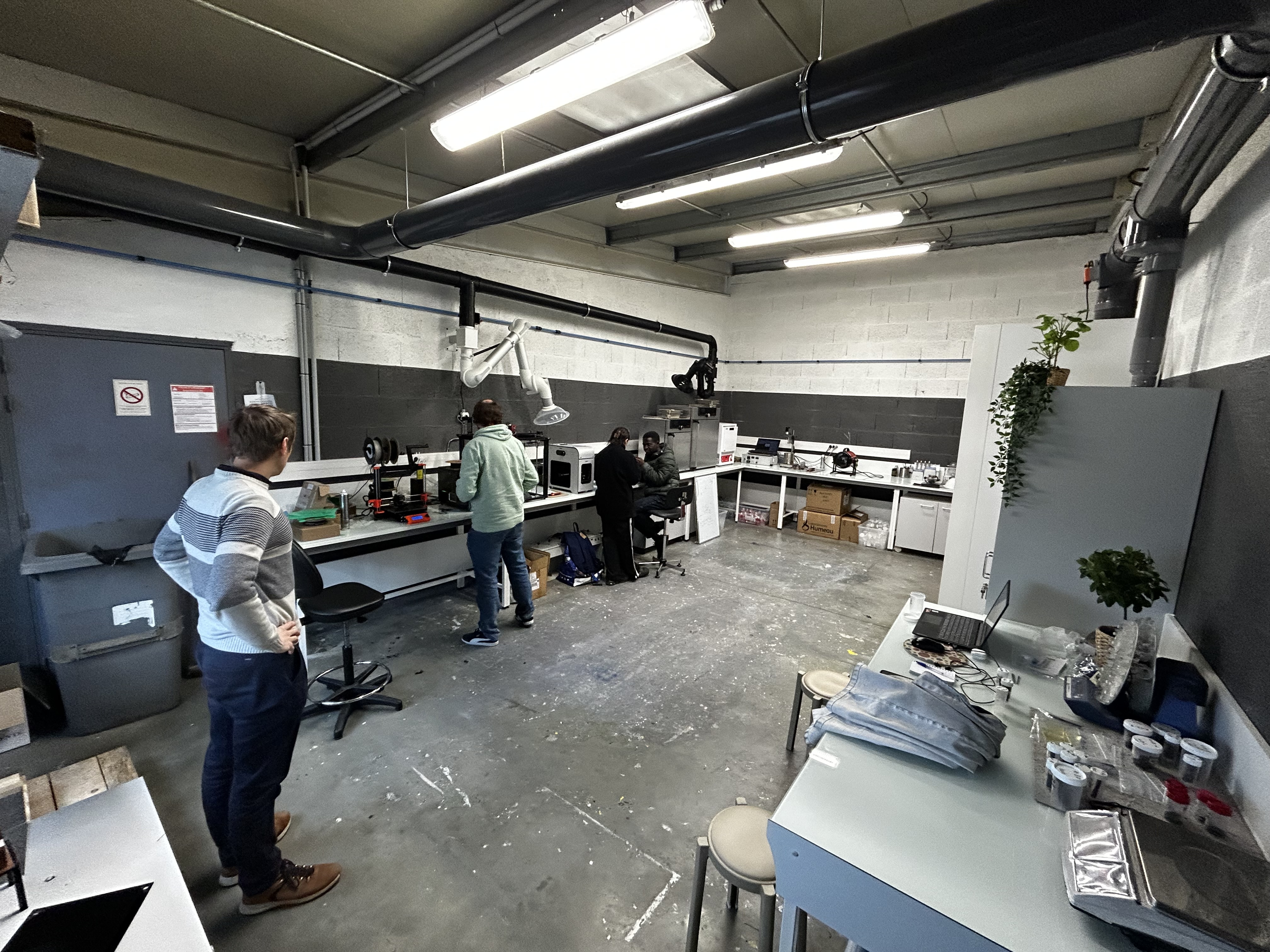 Hymag'in avec Philippe Le Bouteiller, CTO et une partie des 12 collaborateurs dans le laboratoire R&D dans leurs nouveaux locaux de 600 m2 dans la zone Technisud de Grenoble, depuis novembre 2025.