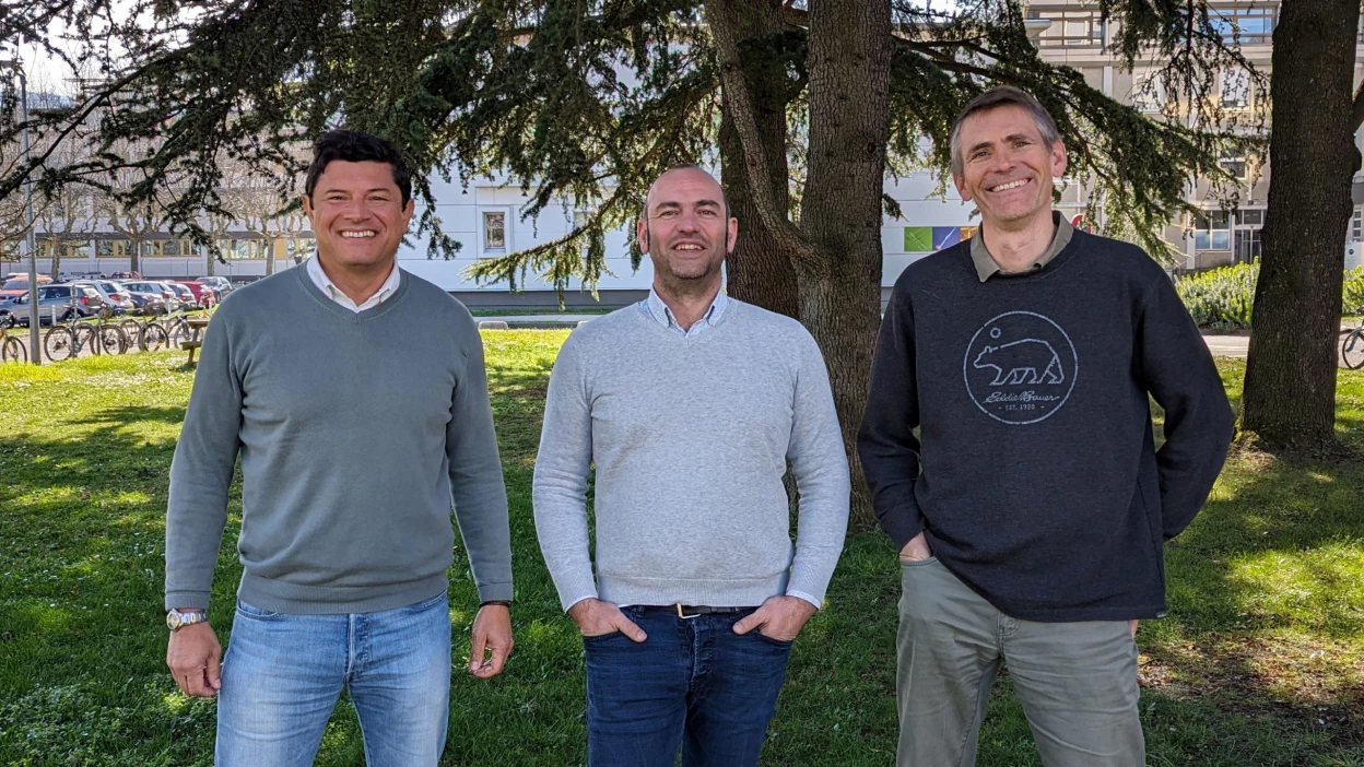 Moïz avec Yann Guiomar, directeur des ventes, Dimitri Tainoff, CEO, Hervé Deslandes, CTO.