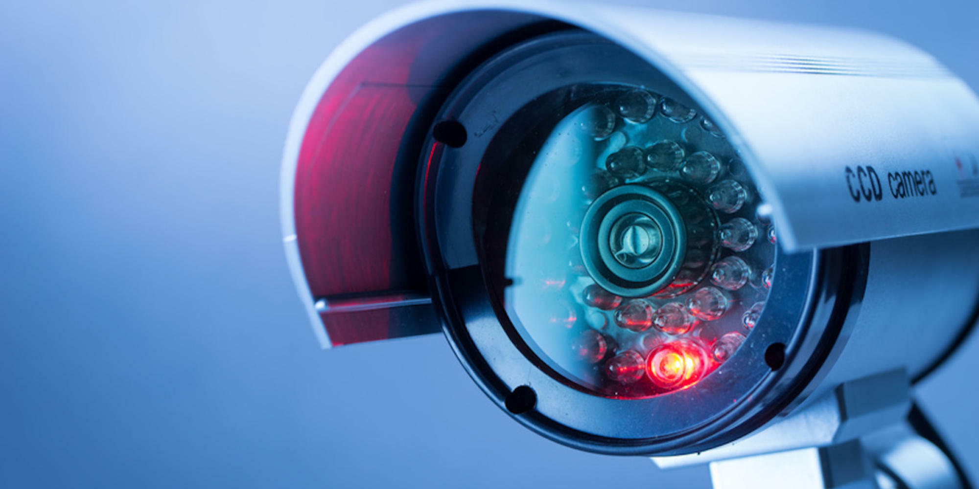 Camera videosurveillance fond bleu